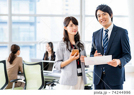ビジネス　会議　ビジネスマン　オフィス　チーム 74244996