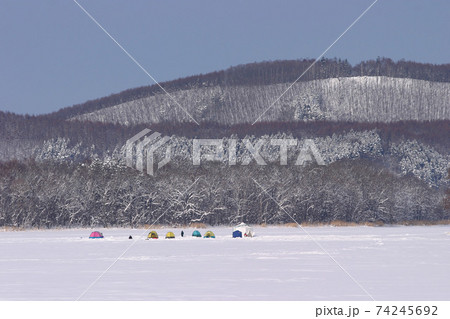 氷上ワカサギ釣り　ワカサギ釣り　北海道冬景色 74245692
