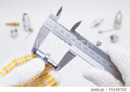 部品の測定作業 部品の測定作業 74246702