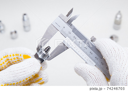 ノギスと部品　部品の測定　検査イメージ 74246703