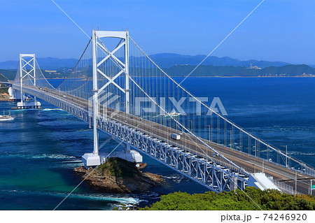大潮時の渦潮と大鳴門橋(鳴門海峡) 大潮時の渦潮と大鳴門橋(鳴門海峡) 74246920