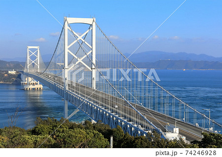 大潮時の渦潮と大鳴門橋（鳴門海峡） 74246928