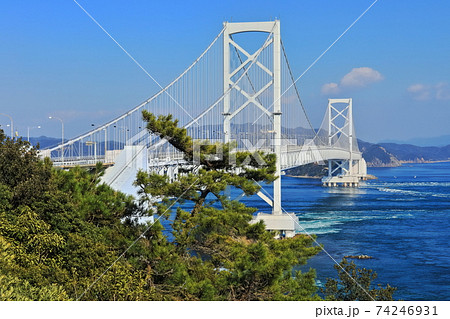 大潮時の渦潮と大鳴門橋（鳴門海峡） 74246931