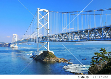 大潮時の渦潮と大鳴門橋(鳴門海峡) 大潮時の渦潮と大鳴門橋(鳴門海峡) 74246968