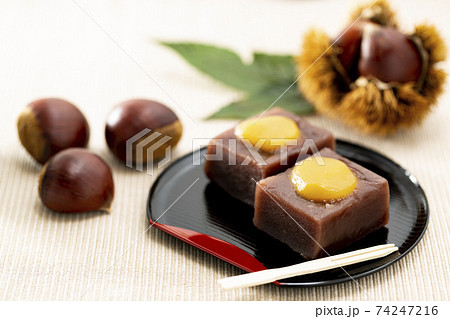 いが栗と葉を添えた栗ようかん 74247216