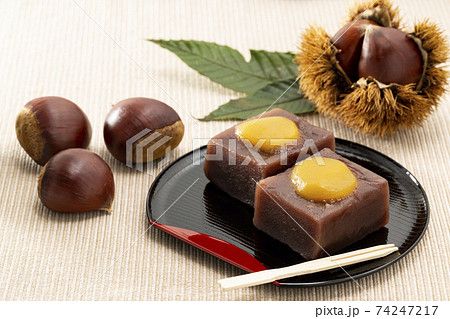 いが栗と葉を添えた栗ようかん 74247217