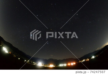 北杜市白州町、南アルプスの上の冬のダイアモンド（対角線魚眼レンズ）ろ 74247507