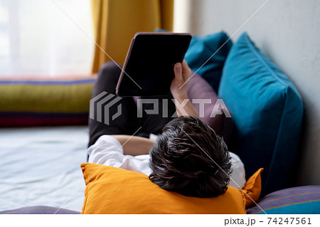 休日、動画を楽しむ男性 休日、動画を楽しむ男性 74247561