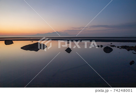 夕暮れの有明海の夕焼けが御輿来海岸の海を染める 夕暮れの有明海の夕焼けが御輿来海岸の海を染める 74248001