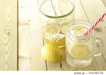 メイソンジャーで飲むレモンスカッシュと保存容器に入った原液とレモン メイソンジャーで飲むレモンスカッシュと保存容器に入った原液とレモン 74248776