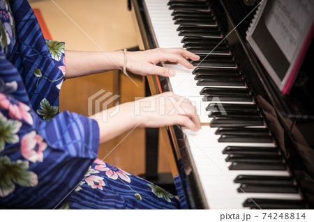 Playing the piano in a kimono Playing the piano in a kimono 74248814