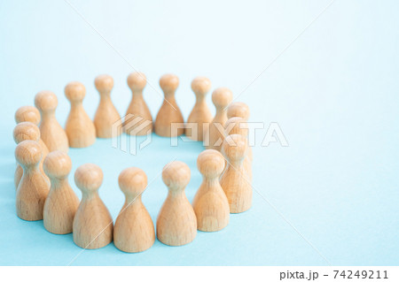 輪になって手を繋ぐイメージ ミニチュア人形 輪になって手を繋ぐイメージ ミニチュア人形 74249211