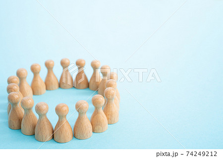 輪になって手を繋ぐイメージ　ミニチュア人形 74249212