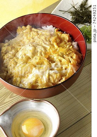 生たまご、みつば、刻み海苔と玉子とじ丼 生たまご、みつば、刻み海苔と玉子とじ丼 74249251