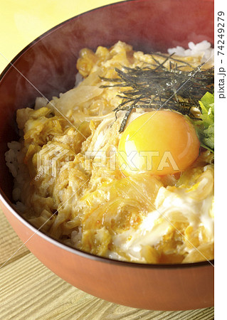卵黄、みつば、刻み海苔の乗っている熱々玉子丼 卵黄、みつば、刻み海苔の乗っている熱々玉子丼 74249279