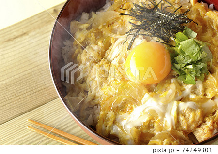 卵黄、みつば、刻み海苔の乗っている玉子丼とお箸(俯瞰) 卵黄、みつば、刻み海苔の乗っている玉子丼とお箸(俯瞰) 74249301