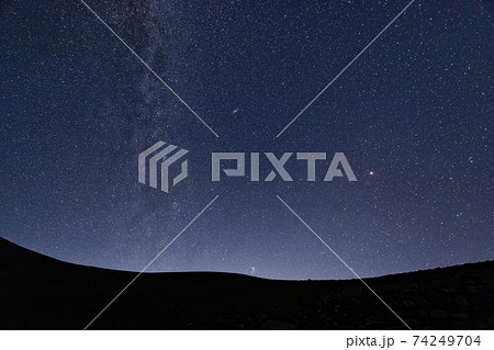 富士山・宝永火口から見る星空 74249704