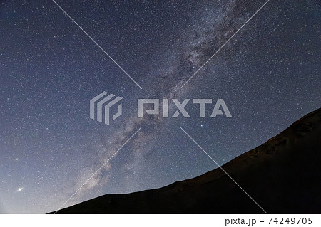 富士山・宝永火口から見る夏の天の川 74249705