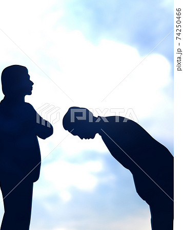 怒って腕を組む男性に頭を下げて謝る男性のシルエット上半身 Cgイラスト縦のイラスト素材