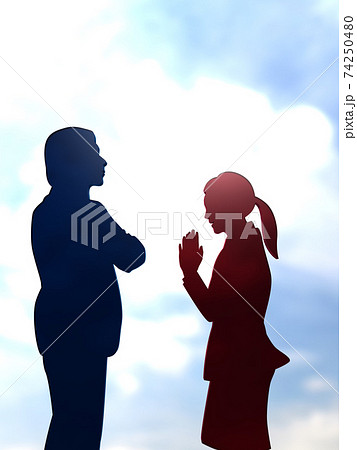 怒って腕を組む男性にゴメンねと謝る女性のシルエット上半身 Cgイラスト縦のイラスト素材