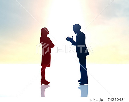 怒って腕を組む女性に熱弁をふるう男性のシルエット全身 CGイラスト横 怒って腕を組む女性に熱弁をふるう男性のシルエット全身 CGイラスト横 74250484