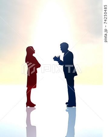 怒って腕を組む女性に熱弁をふるう男性のシルエット全身　CGイラスト縦 74250485