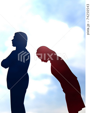 怒って後ろを向く男性に頭を下げて謝る女性のシルエット上半身　CGイラスト縦 74250543