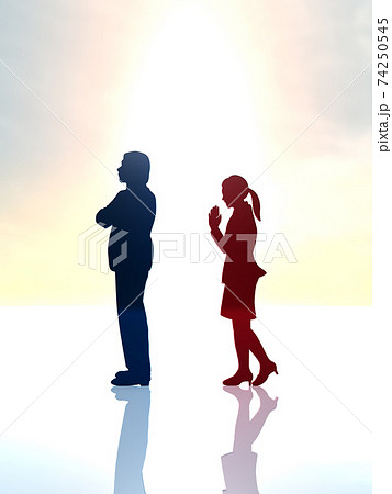 怒って後ろを向く男性にゴメンねと謝る女性のシルエット全身 Cgイラスト縦のイラスト素材