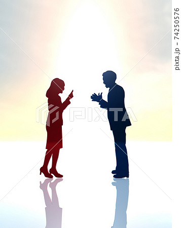 口論する男女のシルエット全身 Cgイラスト縦のイラスト素材