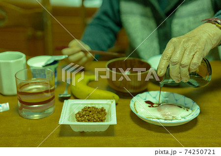 老人1人暮らしの朝食 老人1人暮らしの朝食 74250721