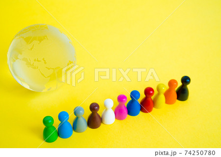 人類繁栄のイメージ 地球儀とミニチュア人形 人類繁栄のイメージ 地球儀とミニチュア人形 74250780