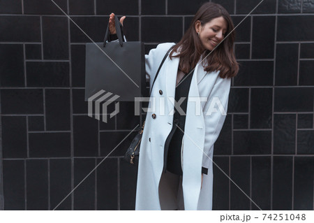 Woman hold black shopping bag fashion blogger 74251048