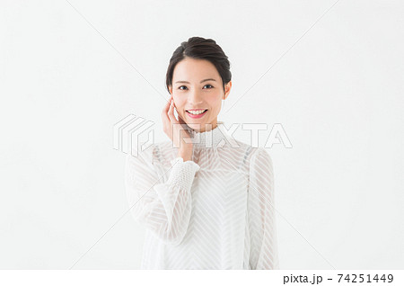 20代女性　ポートレート　白背景 74251449