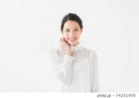 20代女性　ポートレート　白背景 74251450