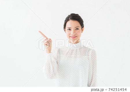 20代女性　ポートレート　白背景 74251454