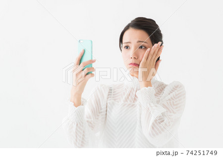 スマホを持つ女性　ポートレート　 74251749