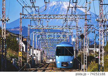 冠雪した富士山と小田急ロマンスカーMSEふじさん号 74252166