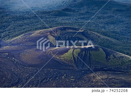 富士山・宝永山から見る夜明けの双子山 74252208
