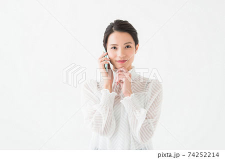 スマホを持つ女性 ポートレート スマホを持つ女性 ポートレート 74252214