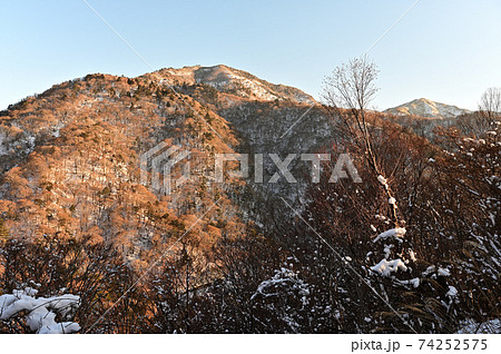四国にある日本百名山の一つ「剣山」と「次郎笈」の夕焼け 四国にある日本百名山の一つ「剣山」と「次郎笈」の夕焼け 74252575