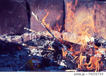 年明けのお焚き上げの炎 燃やされる古い破魔矢と達磨 年明けのお焚き上げの炎 燃やされる古い破魔矢と達磨 74252734