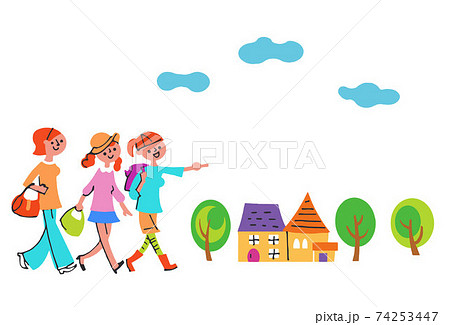 歩く女性3人と家 74253447