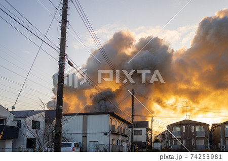 空を覆う住宅火災の煙 空を覆う住宅火災の煙 74253981