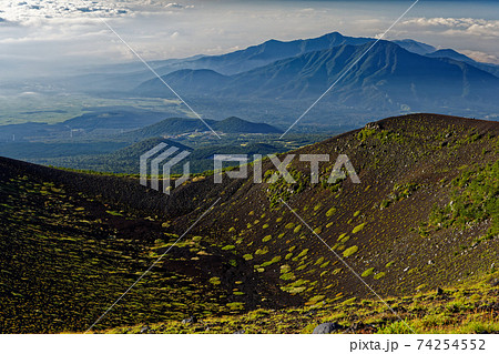 富士山・宝永火口から見る愛鷹山 74254552