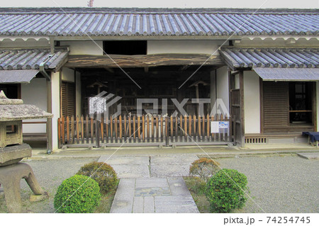 昔の籠が置いてある大石邸長屋門／赤穂大石神社（兵庫県赤穂市） 74254745