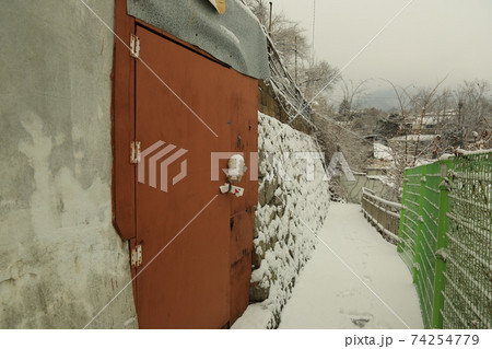 冬 住宅 積雪 74254779