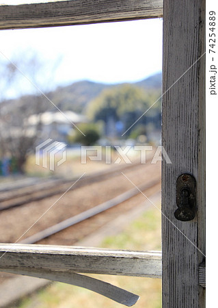 窓枠　線路　ホーム　天竜浜名湖鉄道　西気賀駅 74254889