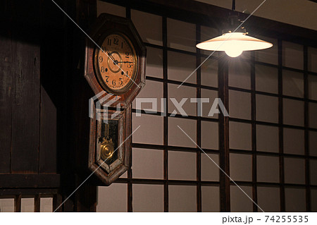 昭和裸 裸電球と柱時計 昭和のイメージの写真素材 [74255535] - PIXTA