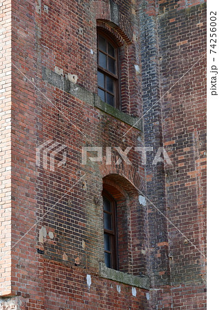 冬の半田赤レンガ建物 74256002