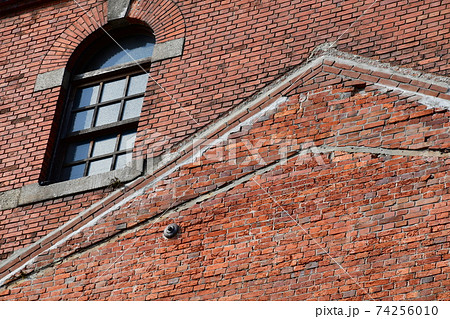 冬の半田赤レンガ建物 74256010